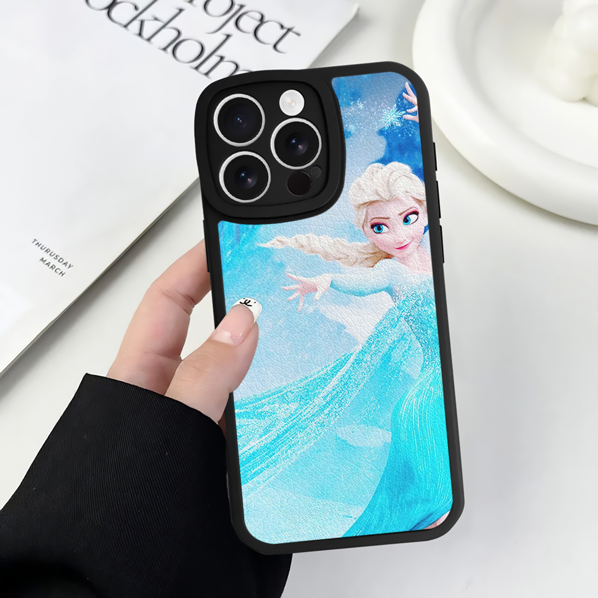 （画像用） アナと雪の女王 アンナ エルサ Frozen Anna Elsa 【iPhone 16シリーズ対応】シリコンスマホケース（レザー調） 材質：シリコン